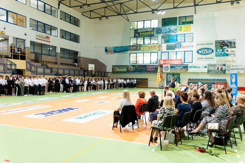 Zakończenie roku szkolnego 2021/22 w I LO im. T. Kościuszki w Wieluniu z akcentami muzycznymi i tanecznymi FOTO