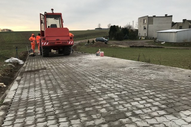 Kończy się remont dwóch kilometrów drogi w Wilkowie. Tak wyglądały prace przy jej budowie