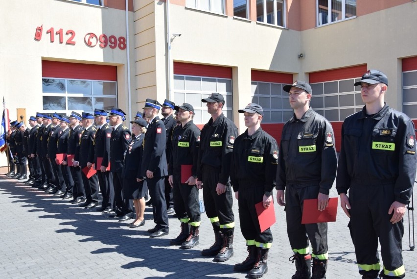 Podczas obchodów Dnia Strażaka wręczono odznaczenia, awanse...