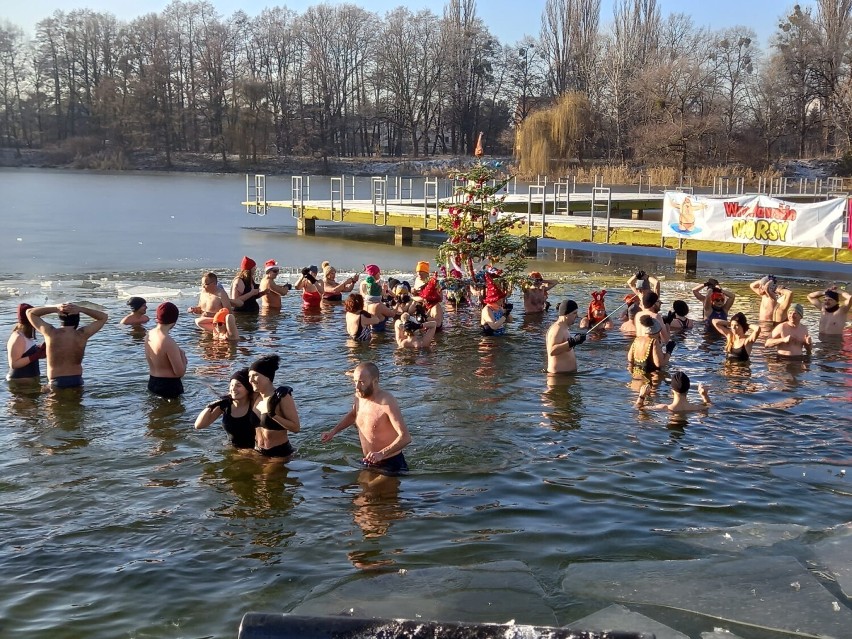 Wrocławskim Morsom nie było straszne skute lodem Morskie Oko