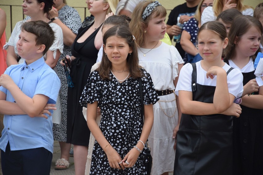 Zakończenie roku szkolnego w śremskiej Jedynce. Najmłodsi odebrali świadectwa i rozpoczęli upragnione wakacje [zdjęcia]