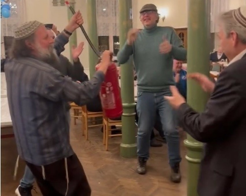 Taniec łódzkich Żydów z gaśnicą hitem internetu. Tak zaprotestowali przeciwko zachowaniu posła Brauna, ZDJĘCIA, FILM