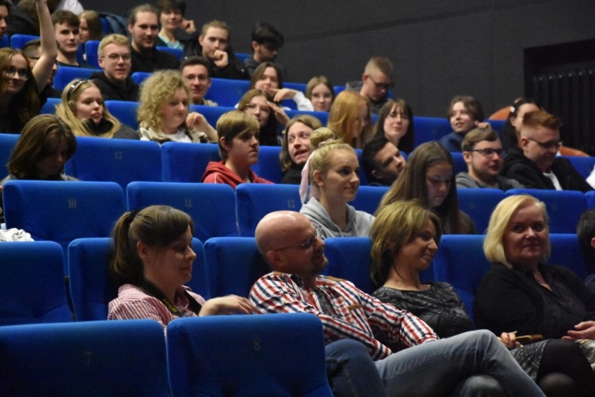 Wągrowiec. Uczniowie i nauczyciele Zespołu Szkół nr 2 w Wągrowcu pomagają Ukrainie. Charytatywny koncert w MDK 