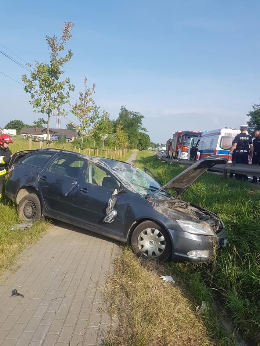 Wypadek na DK94 w Wielkiej Wsi. Dachował samochód. Dwie osoby ranne [ZDJĘCIA]