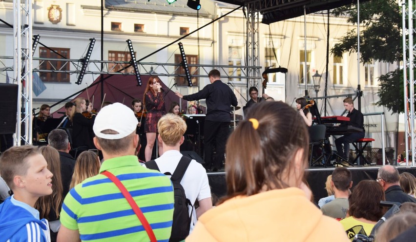 Młodzi muzycy z Krosna i okolic stworzyli orkiestrę. Na Rynku zabrzmiały filmowe i musicalowe hity [ZDJĘCIA]
