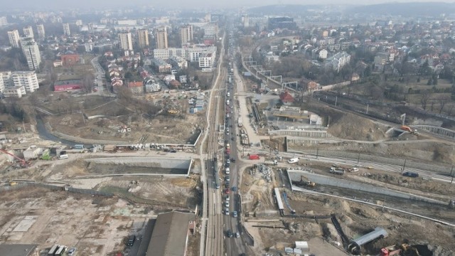 W ramach budowy Trasy Łagiewnickiej prowadzone są m.in. intensywne prace związane z tworzeniem nowego węzła drogowego i tramwajowego na ul. Zakopiańskiej.