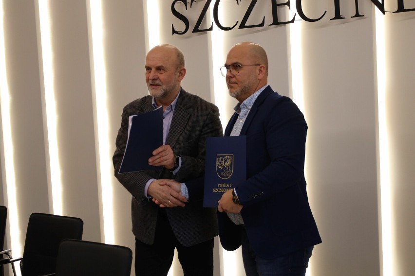 Starosta Krzysztof Lis (z lewej) i Przemysław Kowalczyk z...