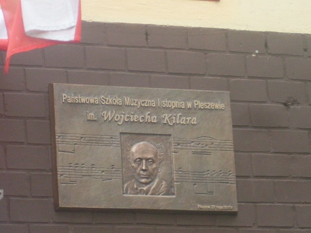 Nadanie imienia Wojciecha Kilka PSM 1 st. w Pleszewie, Odsłonięcie tablicy Wojciecha Kilara na budynku szkoły