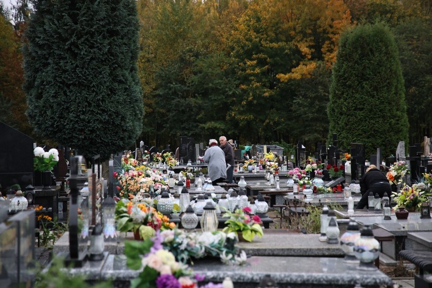Trwa sprzątanie grobów na Cmentarzu Komunalnym w Ostrowcu...