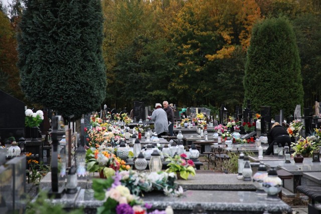 Trwa sprzątanie grobów na Cmentarzu Komunalnym w Ostrowcu Świętokrzyskim