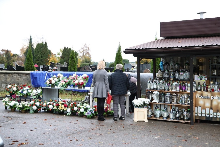 Przygotowania do Wszystkich Świętych w Ostrowcu. Wiele osób sprząta groby na Cmentarzu Komunalnym