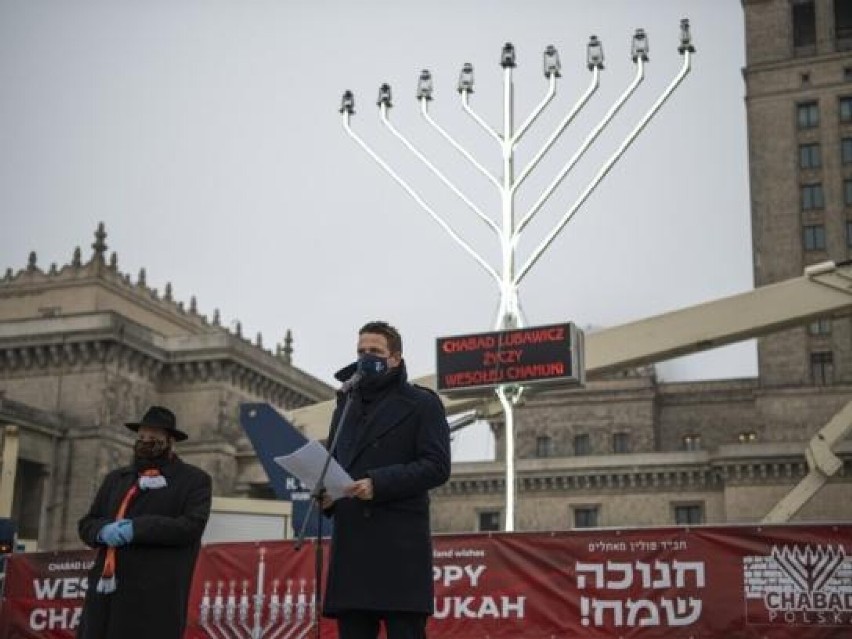 Chanuka w Warszawie. Tradycyjny świecznik stanął pod PKiN