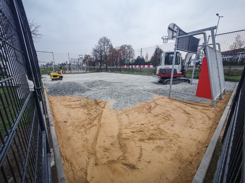 Boisko po remoncie. Naturalna nawierzchnia została usunięta