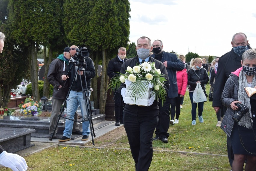 Pogrzeb dzieci martwo urodzonych w Suwałkach. Do jednego grobu złożono czternaście ciał dzieci [Zdjęcia]