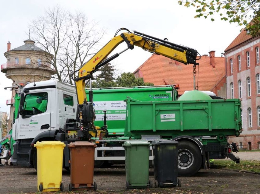 Nowe śmieciarki w Pile