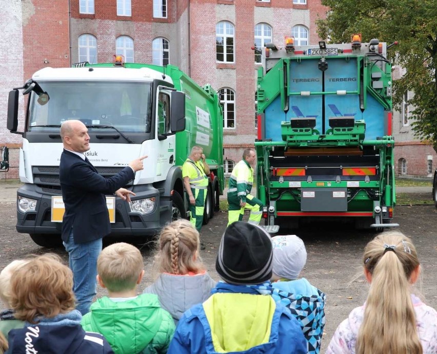 Nowe śmieciarki w Pile