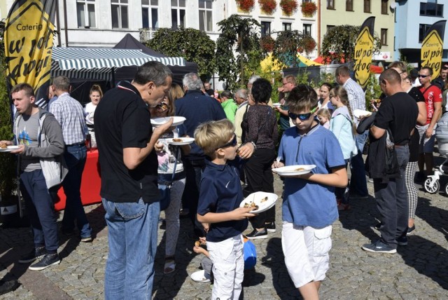 Trwa Skierniewickie Święto Kwiatów, Owoców i Warzyw. To już niedziela i drugi dzień degustacji smakołyków, przygotowanych przez firmę cateringową W Pół Drogi – gulaszu, z ziemniakami, szaszłyków warzywnych itp. Skierniewiczanie – jak widać – uwielbiają tę kuchnię.