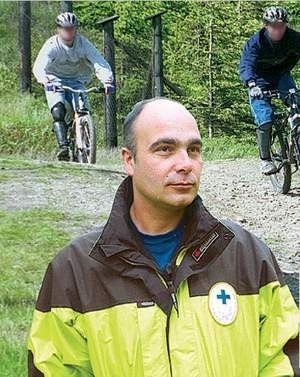 Jerzy Siodłak, naczelnik beskidzkich ratowników twierdzi, że rowerzyści są dużym problemem. Na szczęście nie spowodowali dotąd groźniejszych kolizji. collage: Lucjusz Cykarski