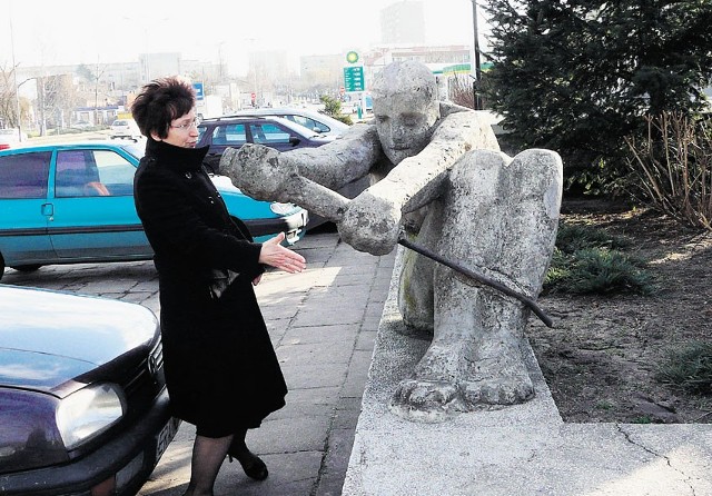 - Wioślarz przesunie się bliżej schodów, tu będzie chodnik - pokazuje Elżbieta Kwiatkowska