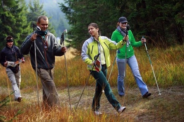 Nordic walking to sposób na utrzymanie dobrej kondycji w każdym wieku.