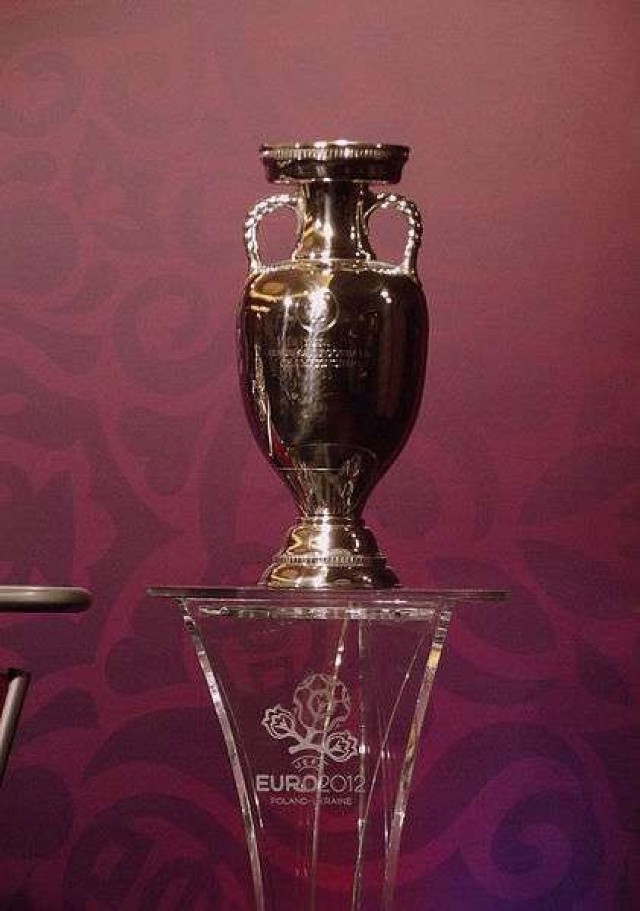 Puchar Henriego Delaunaya podczas losowania baraży o udział w UEFA EURO 2012, które odbyło się w Hotelu Sheraton w Krakowie. O to trofeum już niedługo rozpocznie się walka na boiskach Polski i Ukrainy.