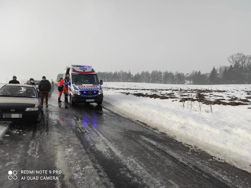 Zderzenie dwóch samochodów na drodze Szonowo - Lisnowo