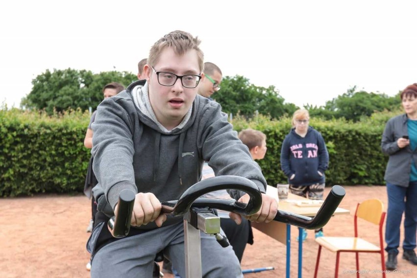 Malbork. Festyn rodzinny w SOSW [ZDJĘCIA]. Pracownicy szkoły przebrali się za cyrkowców i wystąpili dla uczniów