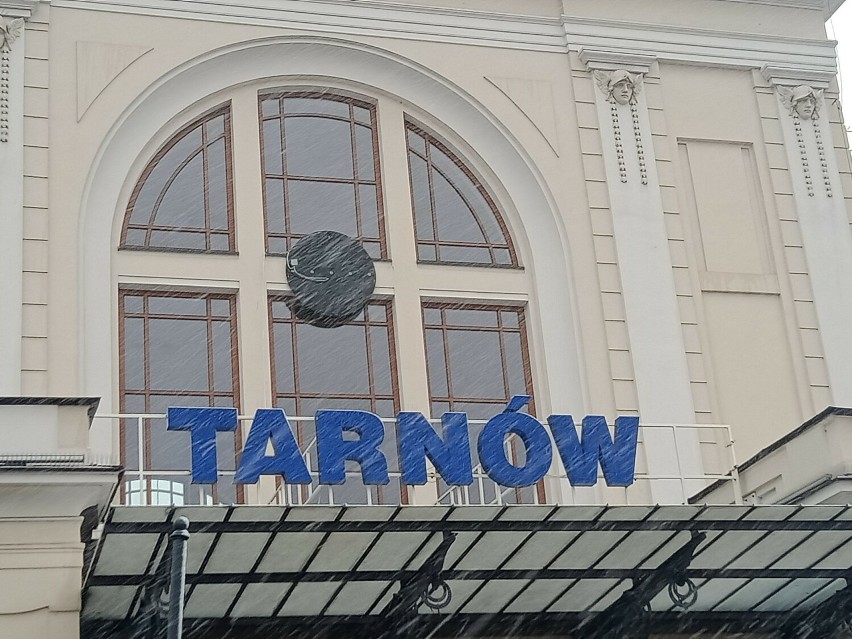 Po zegarze nad wejściem na dworzec PKP w Tarnowie zostało...