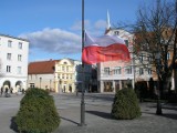 Żałoba narodowa. Przed urzędem w Wejherowie opuszczono flagi do połowy masztu