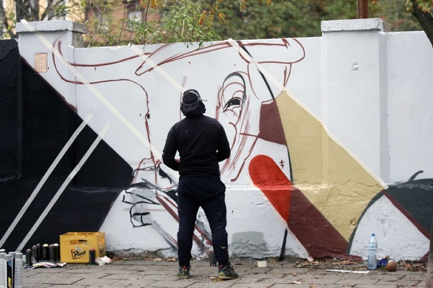 Na murze przy ulicy Artyleryjskiej powstało Graffiti [ZDJĘCIA]