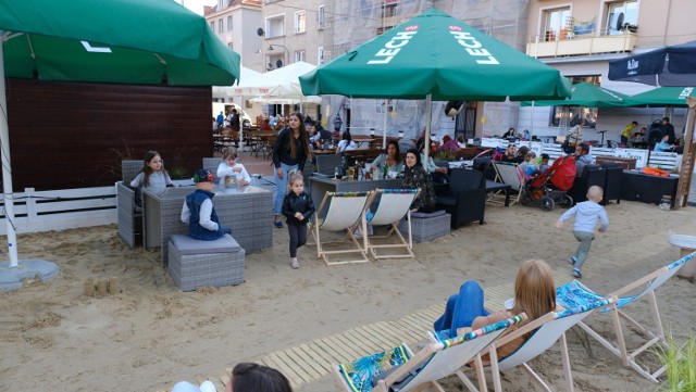 Plaża kawiarni „W Lufcie” już działa na bytomskim Rynku. Zobacz kolejne zdjęcia. Przesuwaj zdjęcia w prawo - naciśnij strzałkę lub przycisk NASTĘPNE >>>