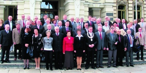 Pamiątkowa fotografia przed sądeckim ratuszem uczestników wtorkowej sesji poświęconej jubileuszowi "Solidarności"