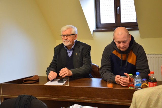 Krzysztof Sosin (z lewej) był gotów zabrać głos w sprawie pomnika, ale ostatecznie radni mu nie pozwolili.