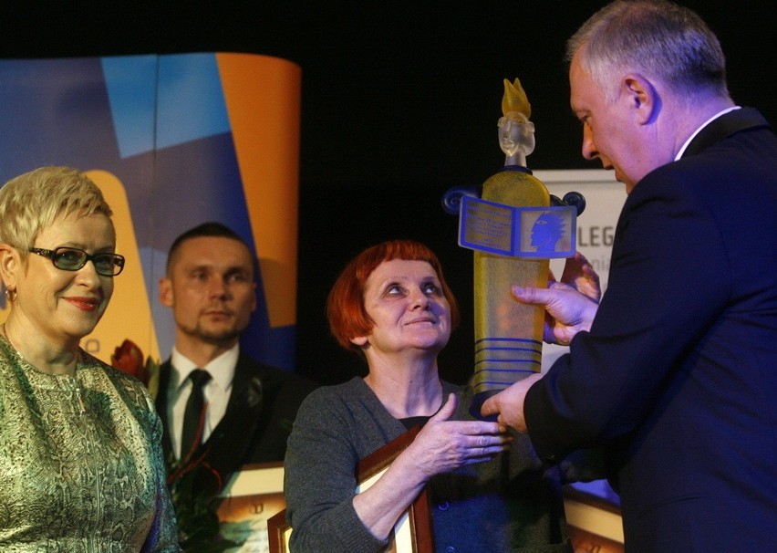 Elżbieta Pietraszko odbiera statuetkę z rąk prezydenta...