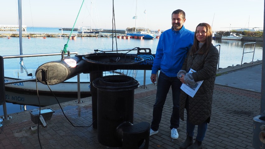 Kolejny morski kosz na polskim wybrzeżu wyłowi śmieci z portu w Pucku - październik 2021