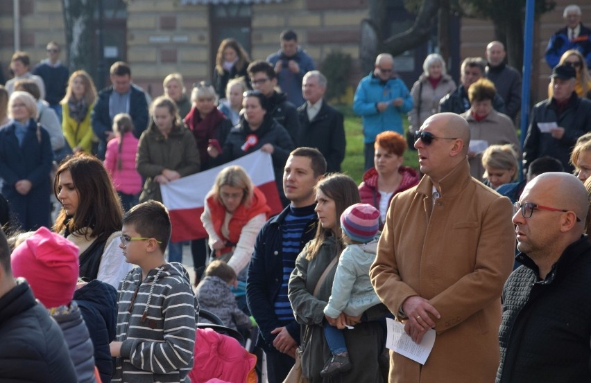 Tak mieszkańcy Jarosławia śpiewali hymn na rynku rok temu i dwa lata temu [ZDJĘCIA]