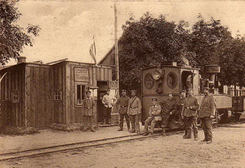 1915 , Na stacji kolejowej