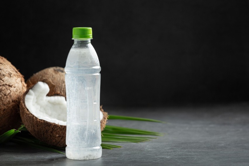 Woda kokosowa to naturalny izotonik, który nie tylko...