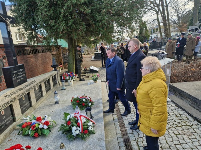 Przy pomniku Pielaszowiaków liczne delegacje złożyły wiązanki kwiatów. Więcej na kolejnych zdjęciach