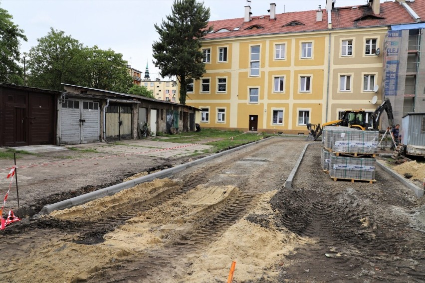 Tak postępują prace przy ul. Stare Koszary w Brzegu.