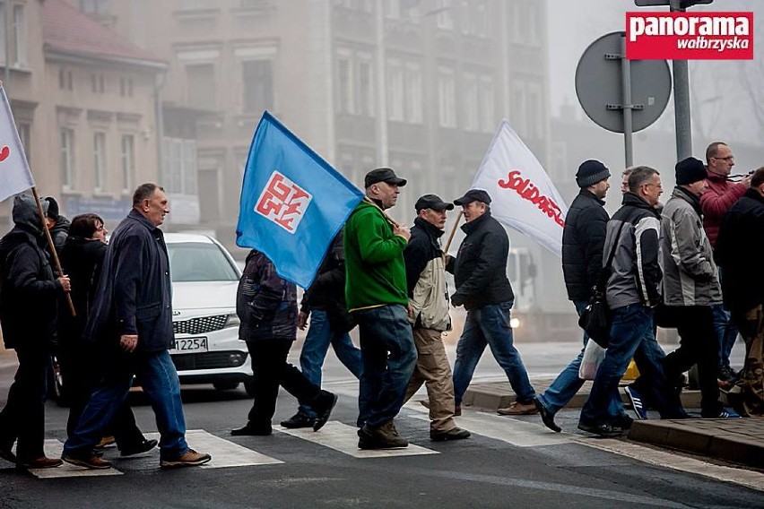 Pracownicy likwidowanej firmy WAMAG blokowali ul. Wrocławską, główną arterię miasta