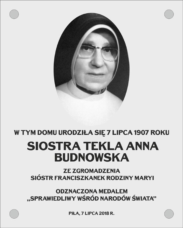 Pamiątkowa tablica siostry Tekli Anny Budnowskiej na kamienicy przy ulicy 11 Listopada 38