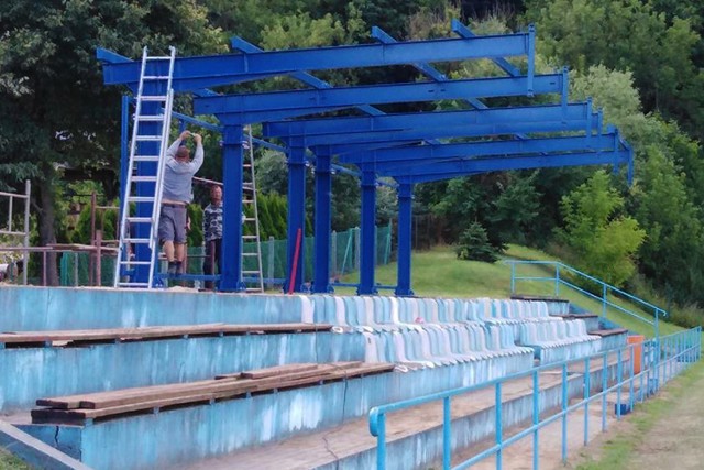 Stadion w Grucznie w końcu doczekał się zadaszenia trybun. Dziś z tej okazji wielki festyn