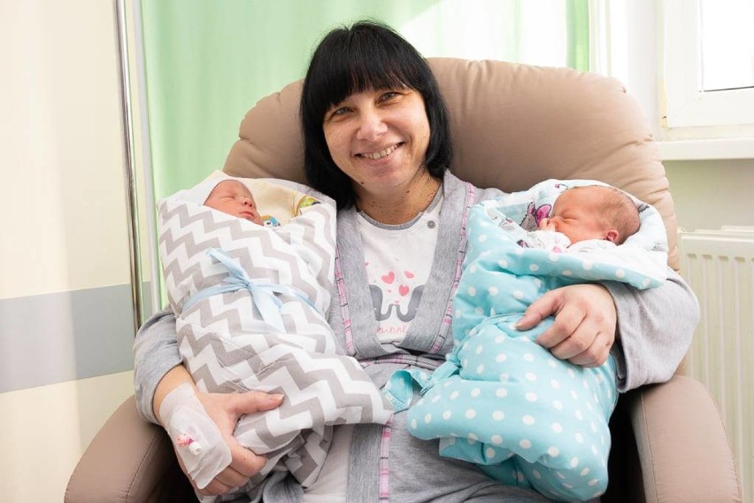 Szczęśliwa mama Agnieszka Kaczmarek z bliźniakami