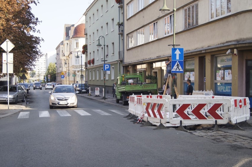 Znak informujący o nowej organizacji ruchu na ul. Książąt...