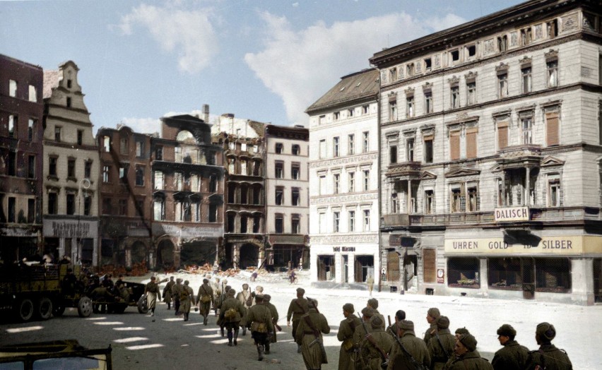 Kolumna żołnierzy rosyjskich w nyskim rynku w marcu 1945...