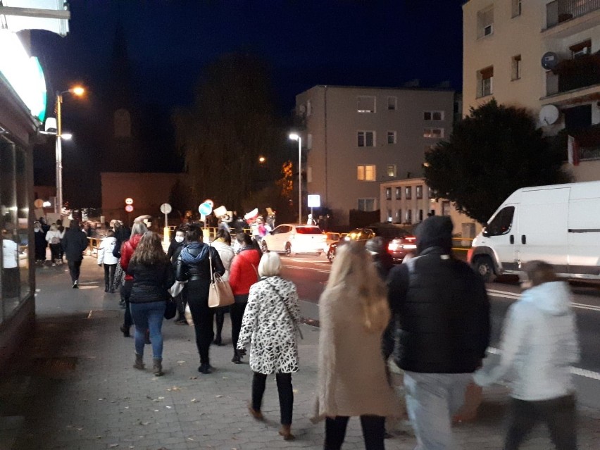 Strajk Kobiet zablokował w środę ulice w Strzelcach Opolskich. Protest przeciwko zaostrzeniu przepisów aborcyjnych