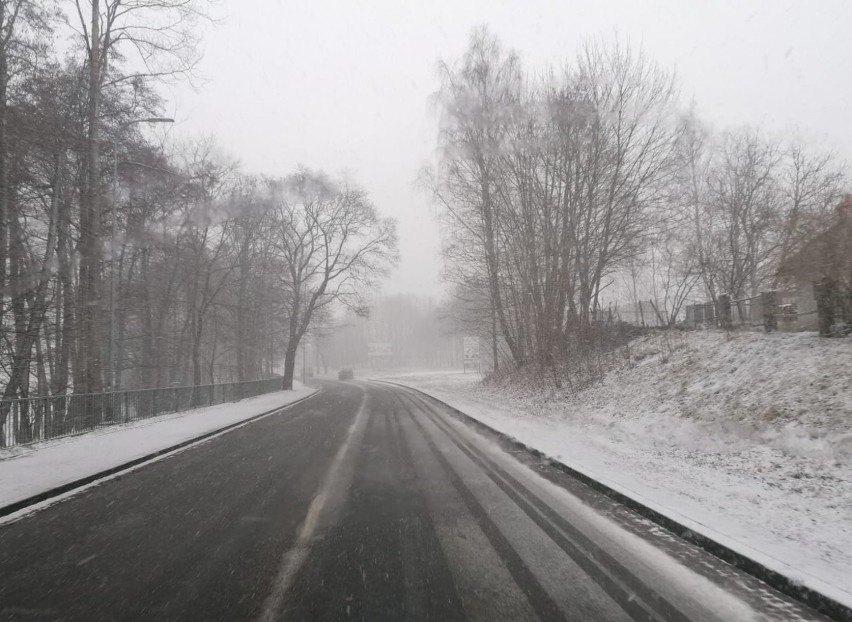 Zima wróciła do Szczecinka. Znowu mocno sypie śnieg [zdjęcia]