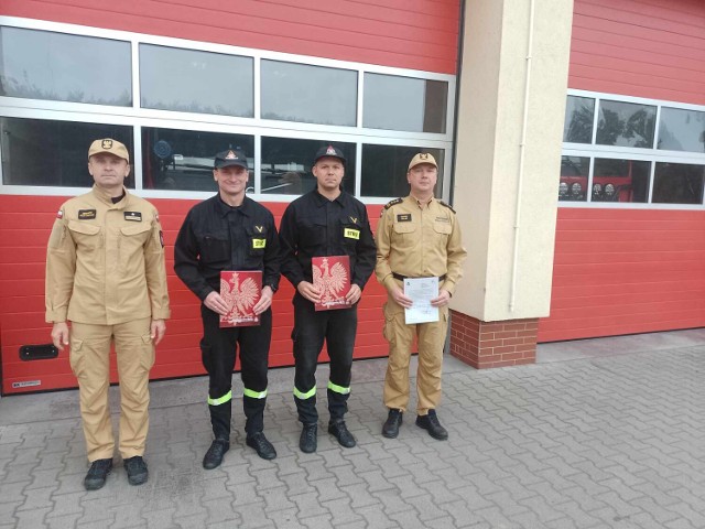 Zmiana służby w Komendzie Powiatowej Państwowej Straży Pożarnej w Krotoszynie miała uroczysty charakter