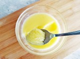 Jak zrobić masło klarowane domowym sposobem? To zaskakująco proste. Wypróbuj przepis na idealny dodatek do smażenia i gotowania